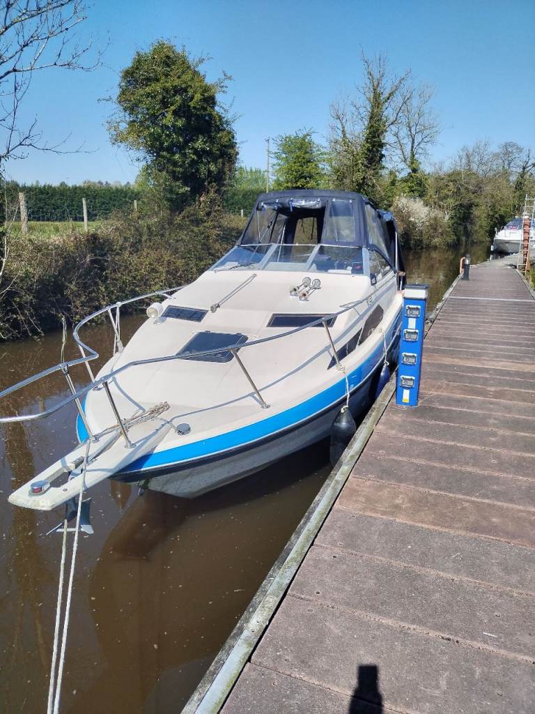 Sportscruiser Bayliner 2455 model