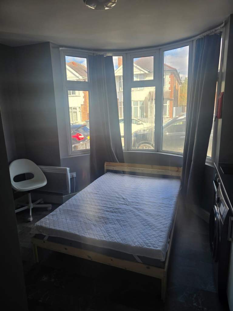 Studio Flat in London, Feltham TW149NR near Heathrow Airport 