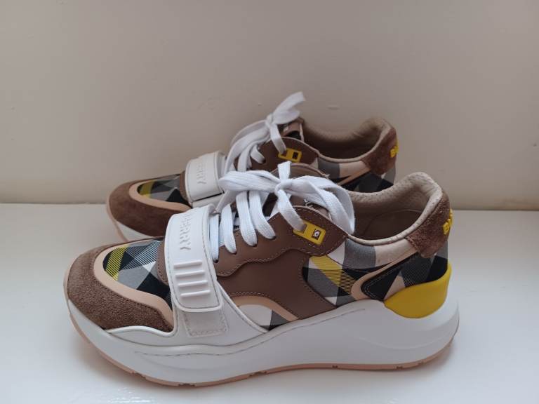 Burberry Trainers/Sneakers 