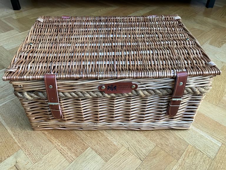 Medium wicker hamper 
