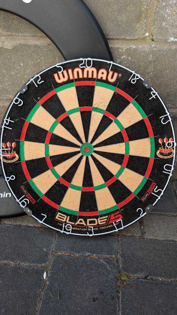 Winmau Blades 5 bristle dartboard and surround