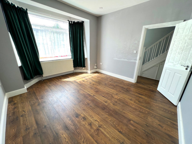 Excellent 6 bedrooms House with converted conservatory of one bedroom flat near Redbridge Station 