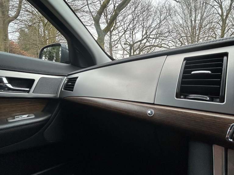 JAGUAR XF 3.0 d V6 240*LUXURY*ONLY73K-Xenons-Nav-BT&amp;Dab-LTHR**Stunning Example