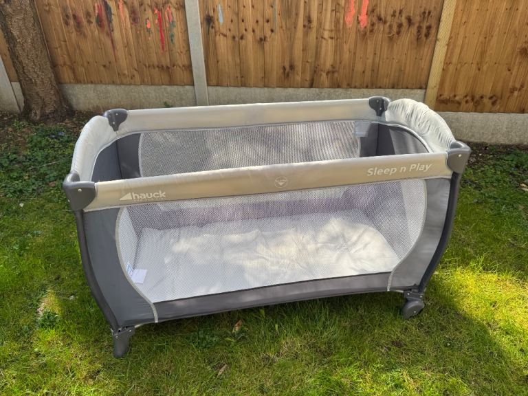 Travel cot bed