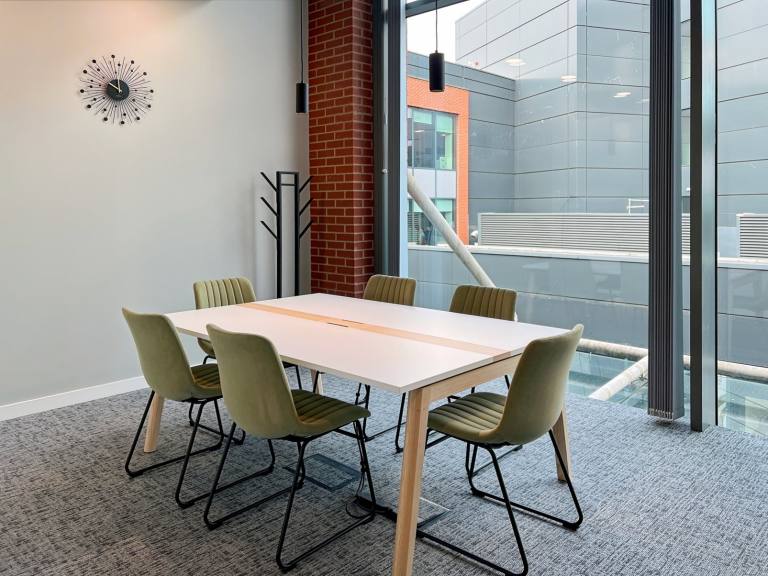 Wolverhampton - WV1 1LD \ Flexible-Term Office Space with 5 Workstations