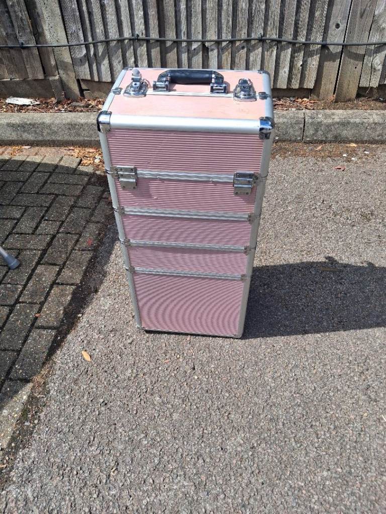 Pink Beauty/Makeup Case on Wheels – Good Condition