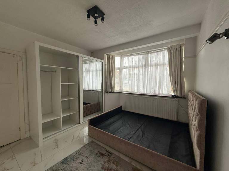 Double Bedroom Available in Queensbury – Fully Furnished House