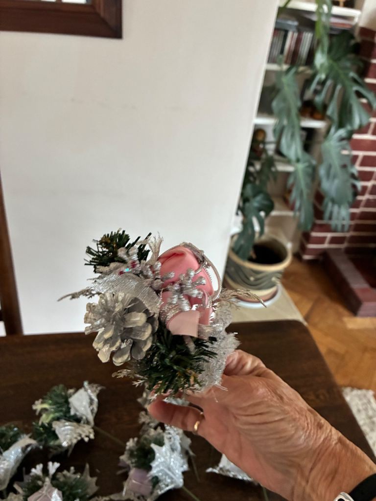 20 POSY CHRISTMAS TABLE DECORATIONS