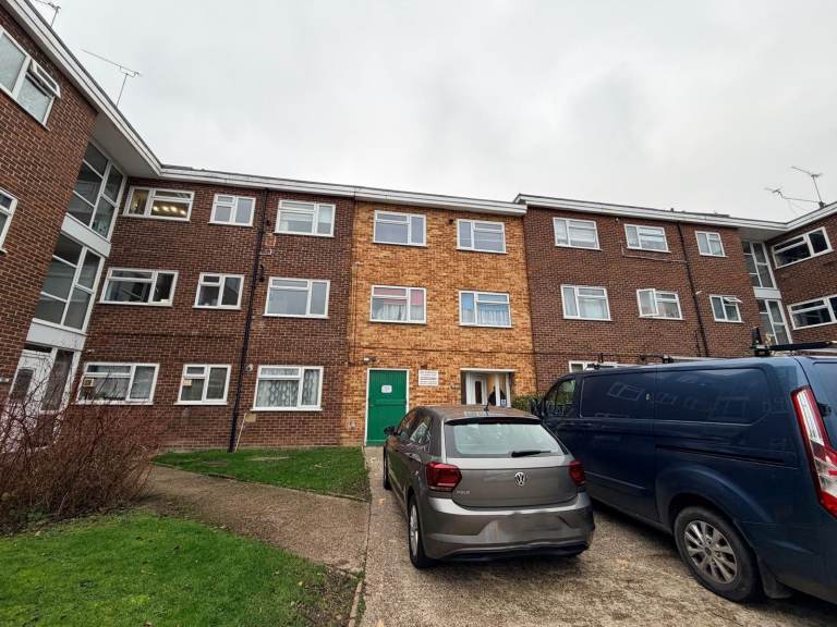 Spacious and prime location 2nd Floor Flat near Woodford station, Ilford