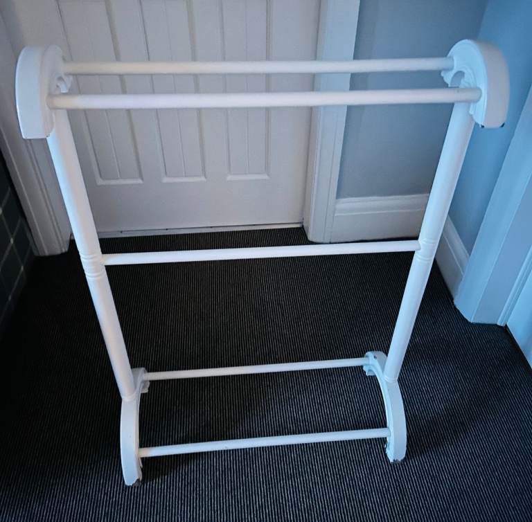 Pine towel rail - white