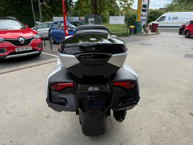 2025 Can-Am Spyder RT Limited 1330cc 6 speed semiauto trike Hyper Silver