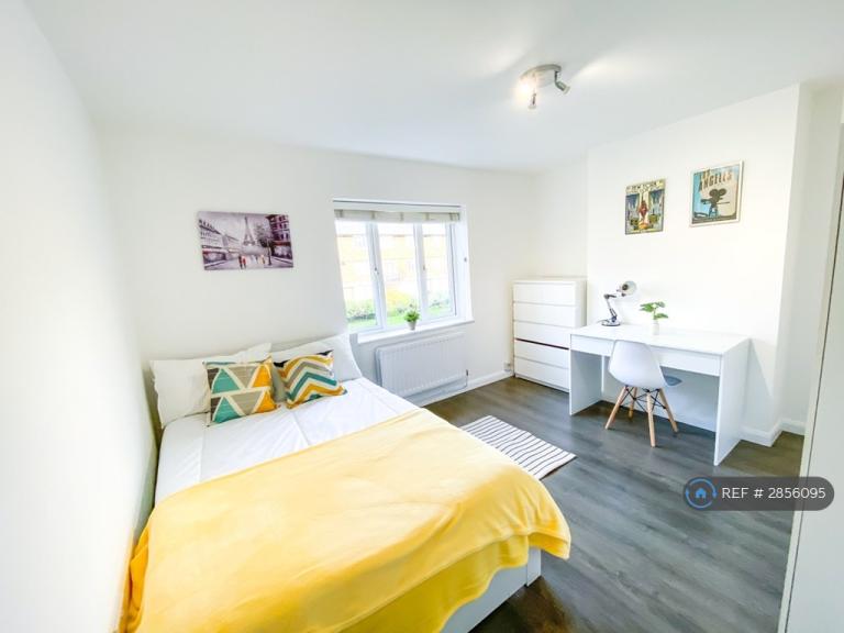 4 bedroom flat in Elizabeth Close, London, E14 (4 bed) (#2856095)