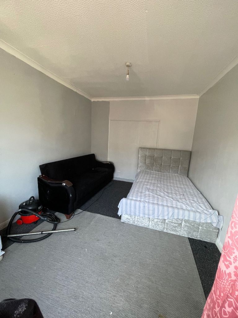 LARGE DOUBLE ROOM TO LET IN CHINGFORD 