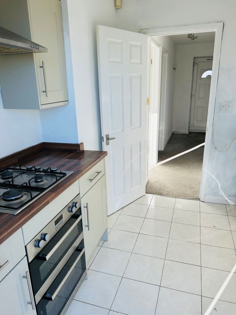 3 Bed House (2 Toilets) House for Rent With Driveway and Garden 