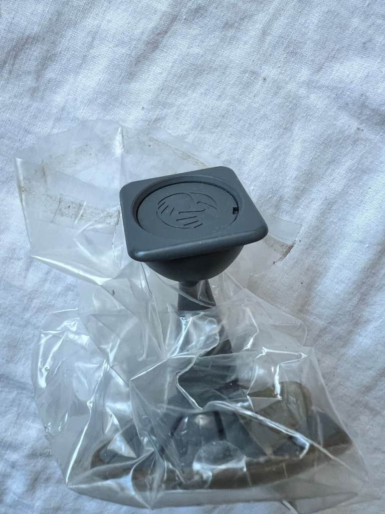 Car Windscreen Suction Holder Mount for TomTom Go - New (Reduced to Clear)