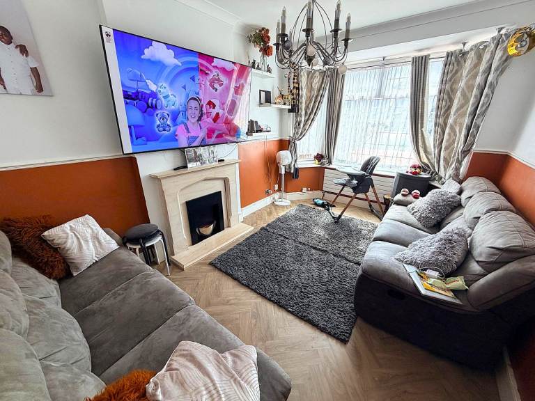 Spacious and Good condition 3 Bedrooms Semi-Detached House in Rainham- Company let Allowed 