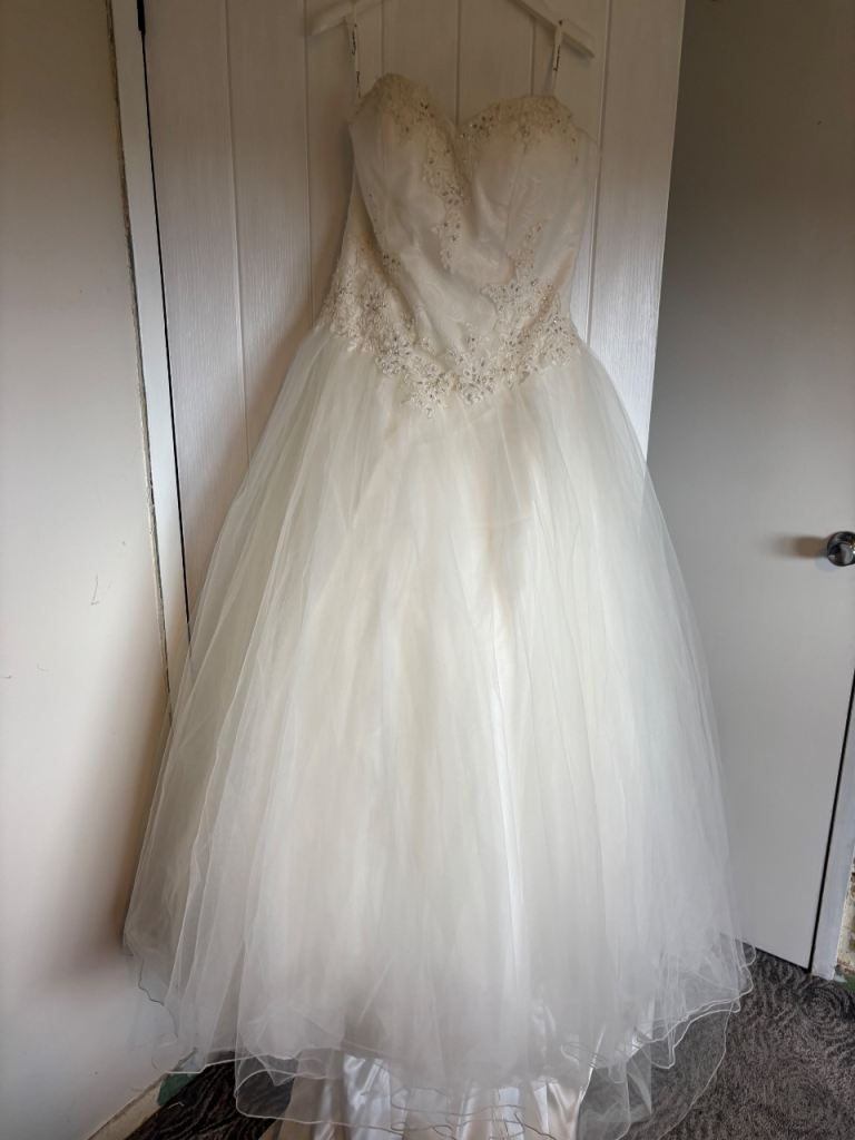 Sincerity Wedding Dress with Veil – ivory Good Condition