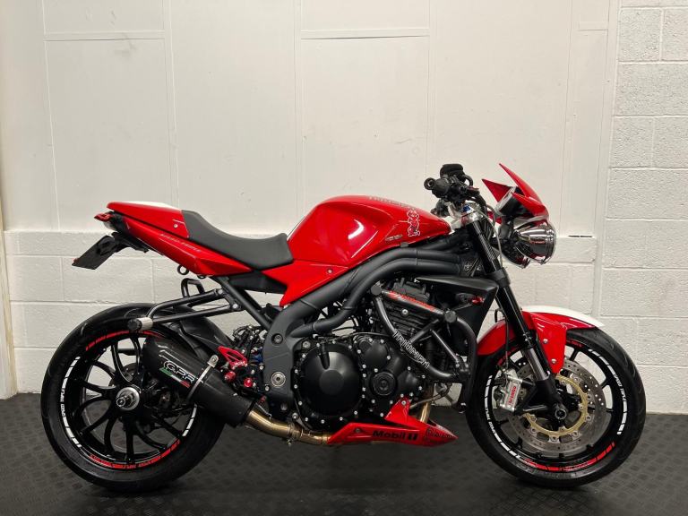 2010 Triumph Speed Triple 1050cc 8700 LOW MILES! New MOT Fantastic condition! 