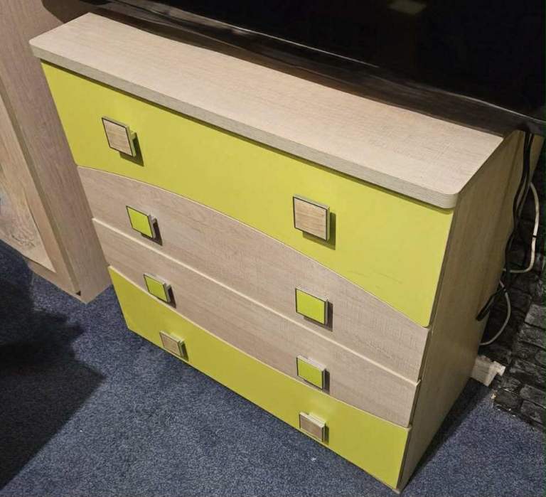 Chest of drawers