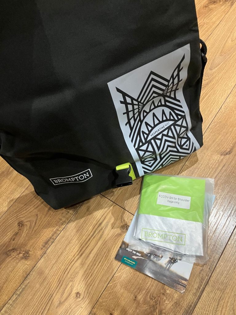 NEW - Brompton Borough medium messenger basket Bag and rain cover