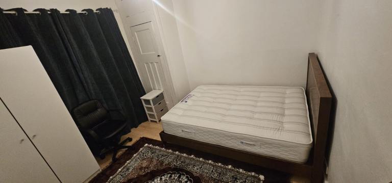 1 Double Bedroom Available in a Friendly Shared 3-Bedroom House