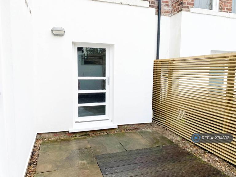 2 bedroom flat in Cranbourne Terrace, Manchester, M21 (2 bed) (#2714333)