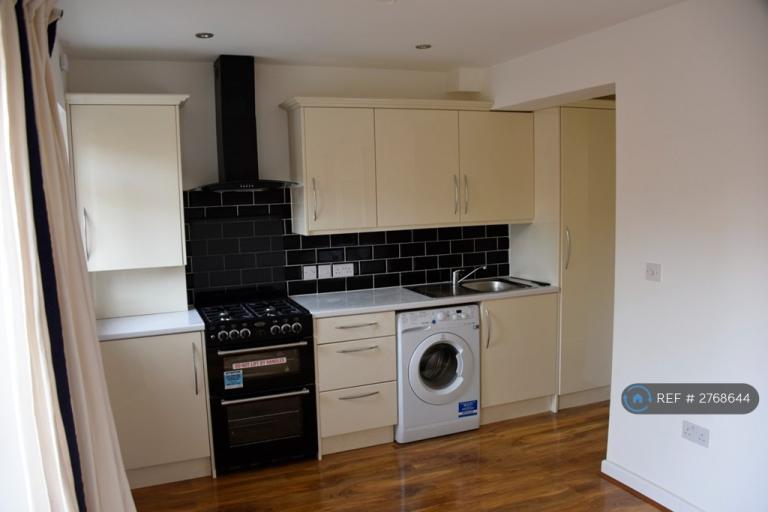 1 bedroom flat in Lovelace Gardens, Surbiton, KT6 (1 bed) (#2768644)