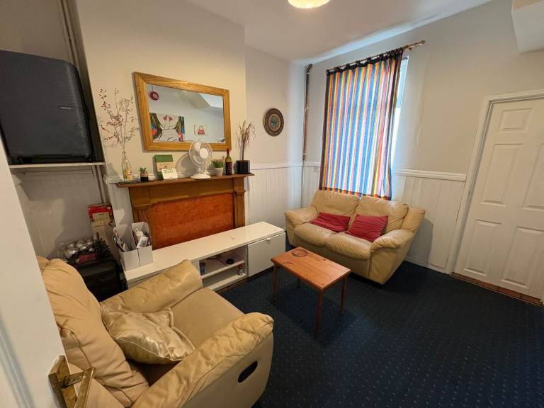 HMO Registered Four Double Bedroom in Dunluce Avenue close to Universities and Hospitals