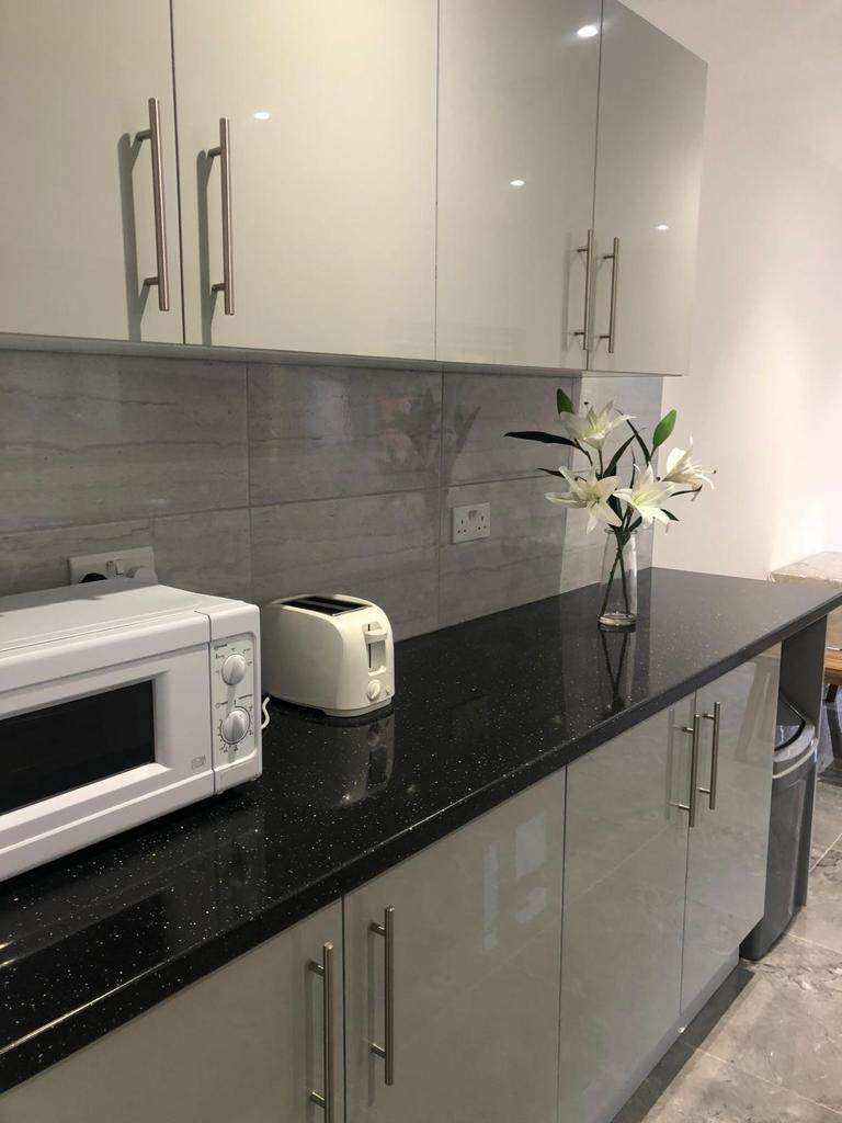 DOUBLE ROOM AVAILABLE Seven sisters, N15 – Walking Distance from station