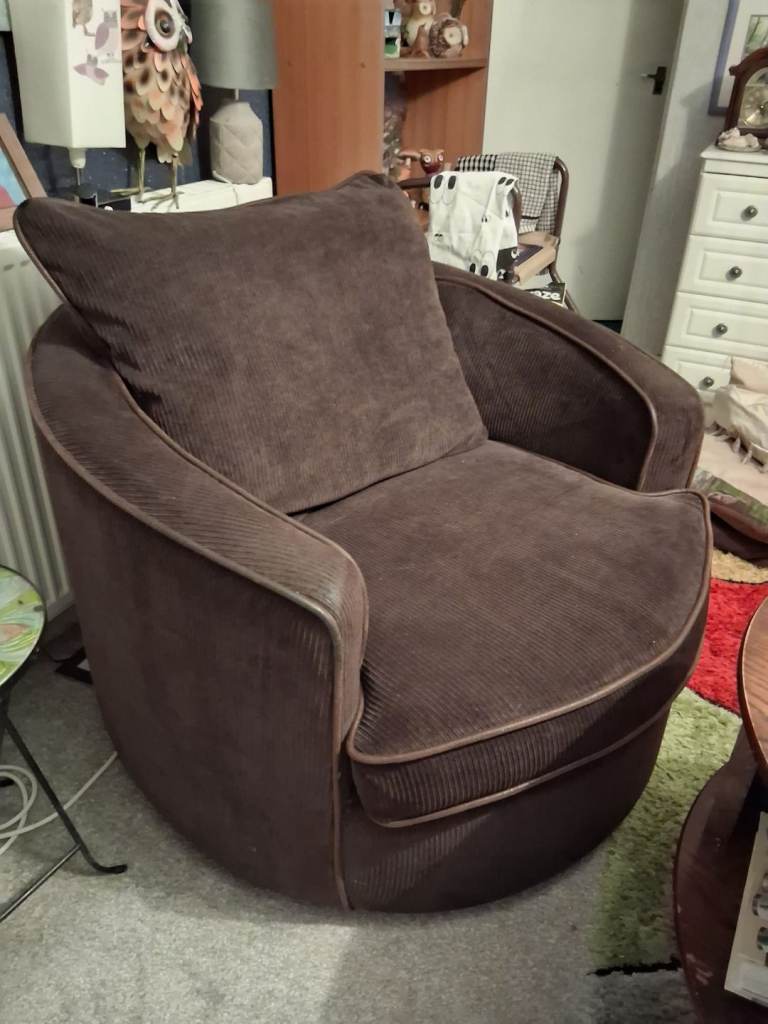 Free swivel armchair