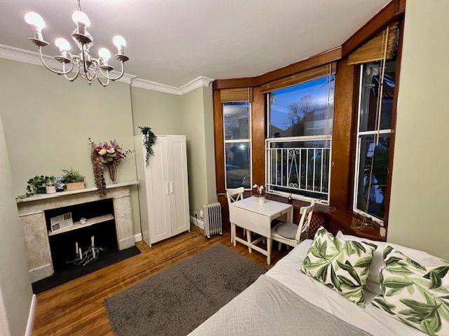 very spacious ensuite room located near Acton Main Line W3 9HJ