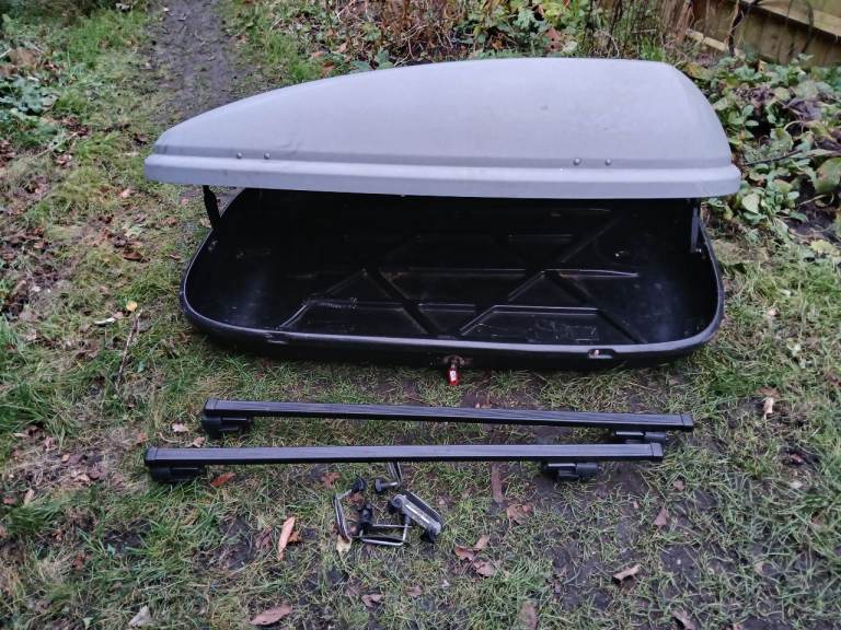 roof box and bars for car