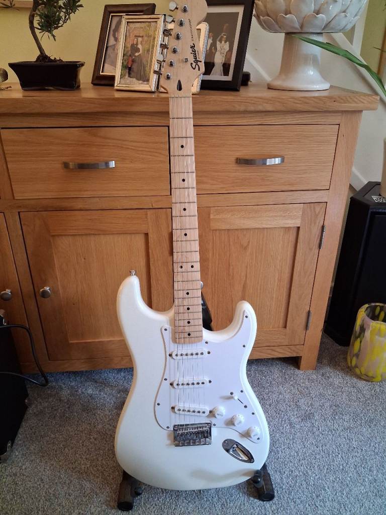 SQUIRE STRATOCASTER BY FENDER
