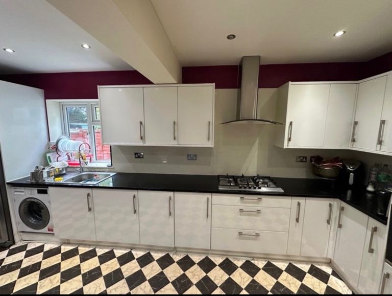 Large single bedroom with own private bathroom available to rent 