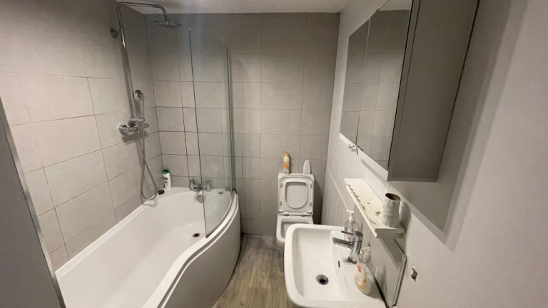 Immaculate condition 5 Bedrooms spacious *HMO* licence property in Chigwell -- Company Let Allowed