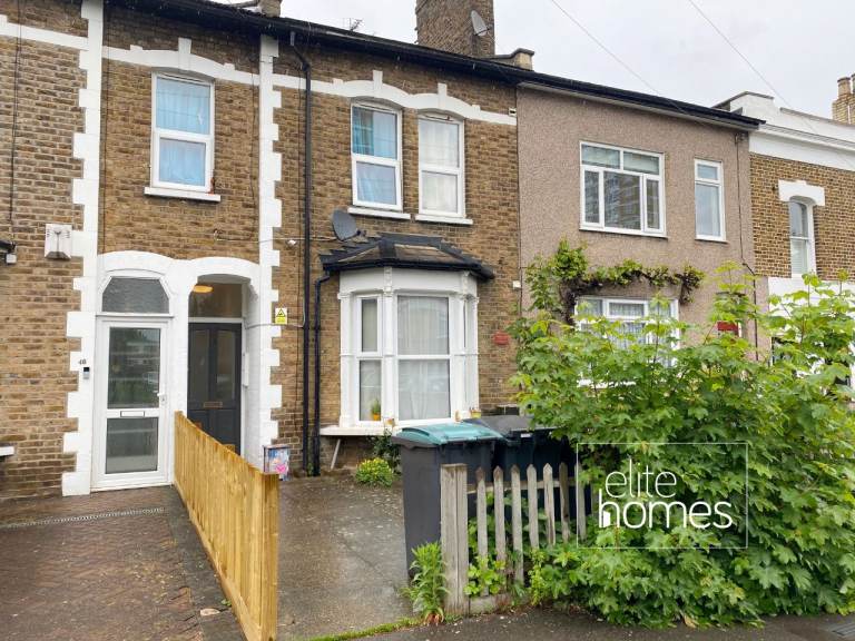 Newly refurbished ground floor rear Studio flat with private garden in Wood Green, N22.