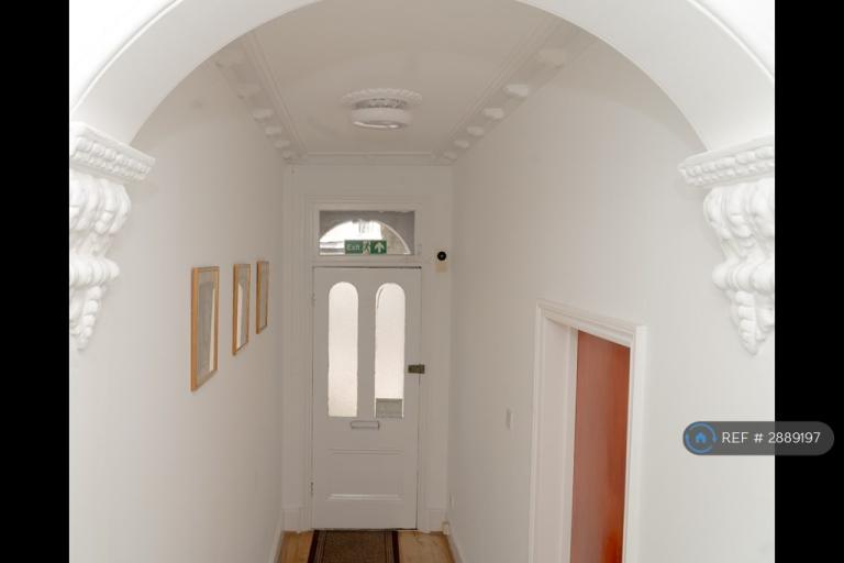 2 bedroom flat in Eastern Road, Romford, RM1 (2 bed) (#2889197)