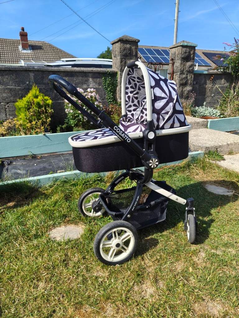 Beautiful cosatto ooba travel system 