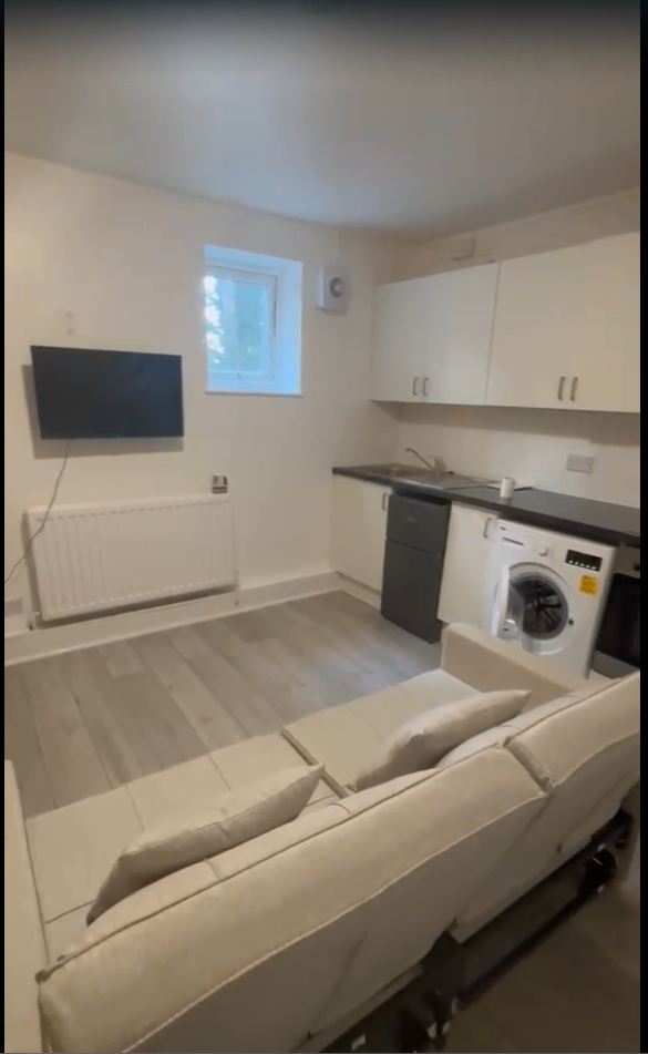 Studio flat near train station, uni & amenities 