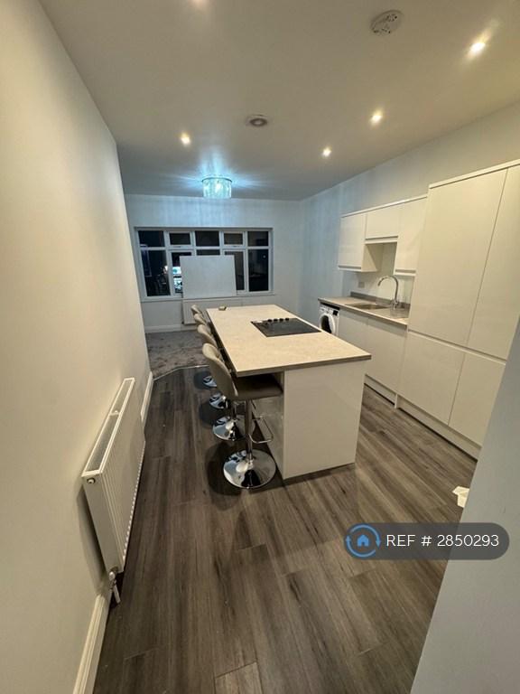 2 bedroom flat in Carshalton, Surrey, SM5 (2 bed) (#2850293)