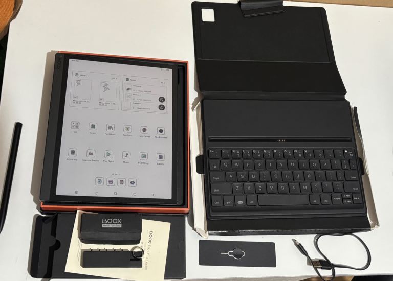 BOOX colour Tablet Ultra C e-ink  - With Keyboard & Pen