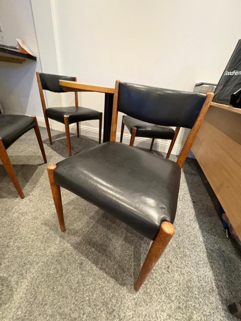 Vintage Mid Century Style 4 Chair Dining Set – Round Oak Table & Black Vinyl Chairs