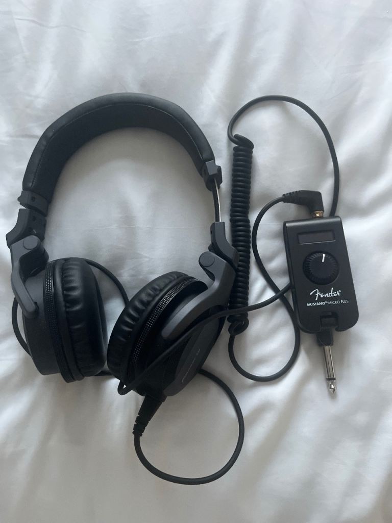 Fender Mustang micro plus Headphone Amp with Headphones