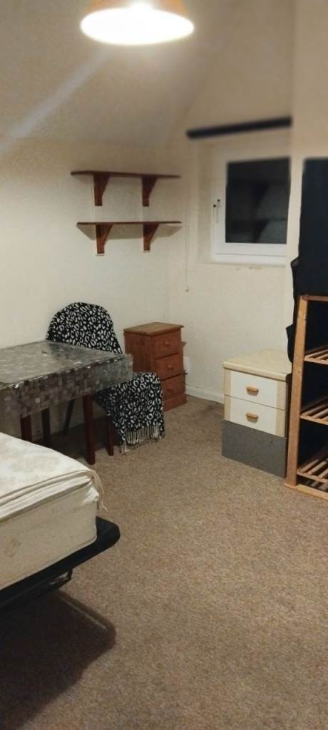 Good size furnished room (approx 3.2mx3.5m) in Hove