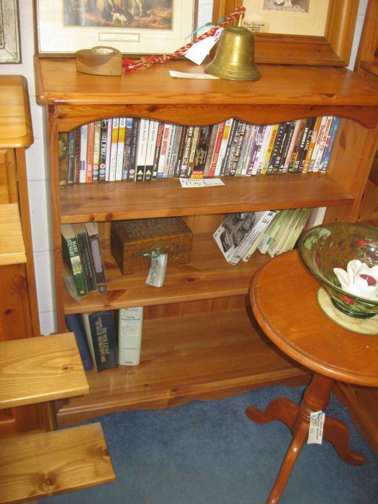 SOLID PINE MODERN DISPLAY SHELVING - BOOKCASE. ORNATE FASCIA. 3 TIERS. GOOD ORDER. DELIVERY 
