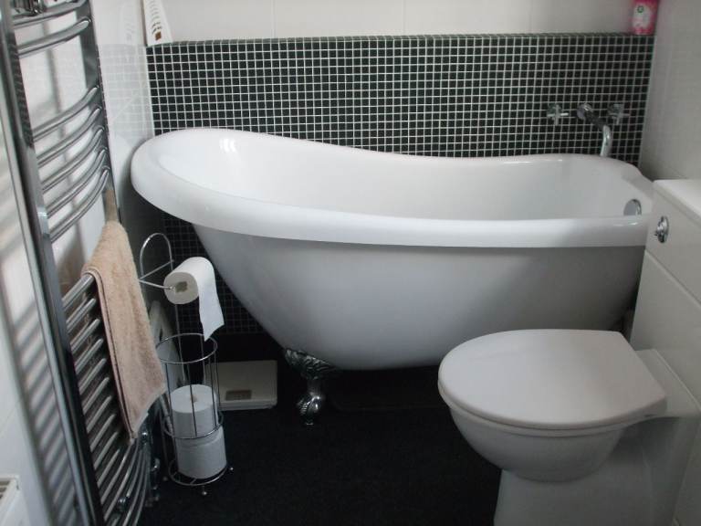 Free Standing Roll Top Slipper Bath with Taps