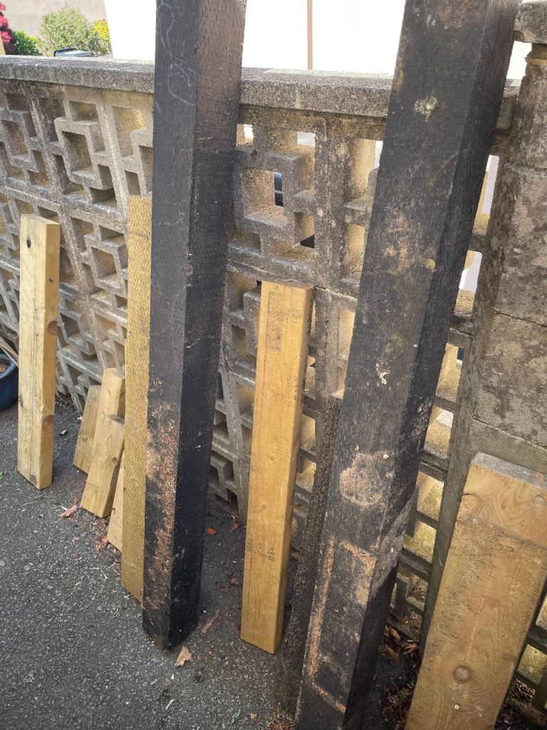 MIXED LOT, BRICKS, TIMBER & PATIO SLABS