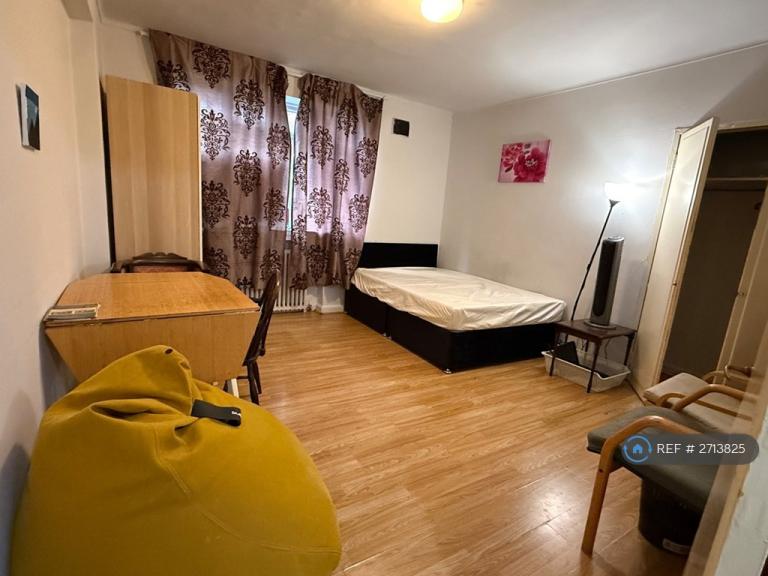 3 bedroom flat in Brae Court, Kingston Upon Thames, KT2 (3 bed) (#2713825)