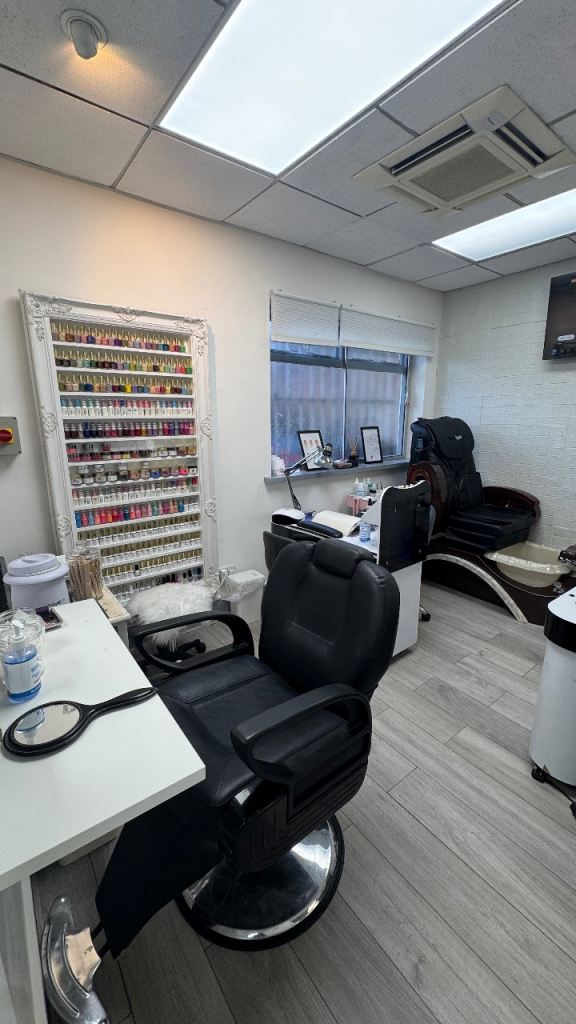 ✨ Luxury Nail Table Rental – Busy Established Salon