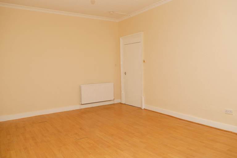 Newly Decorated 3-Bedroom Flat for Rent – Glasgow South Side